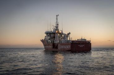 Luned&igrave; a Bari sbarca la nave di Emergency con 14 migranti a bordo