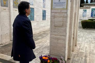 Terlizzi ricorda le vittime del Covid-19: il sindaco depone un mazzo di fiori al cimitero