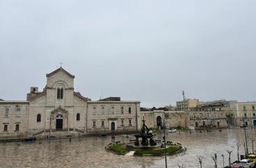 Giovinazzo, la piazza &egrave; sott&rsquo;acqua dopo il maltempo. Il sindaco: &laquo;Nessuna criticit&agrave; grave, ma serve prudenza&raquo;