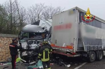 Scontro tra due camion sulla Potenza-Melfi: morto un conducente, un ferito in codice rosso