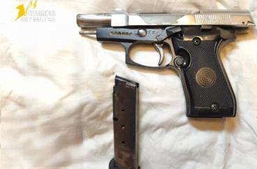 Lecce, droga e arma con matricola abrasa: arrestato un uomo nel centro storico