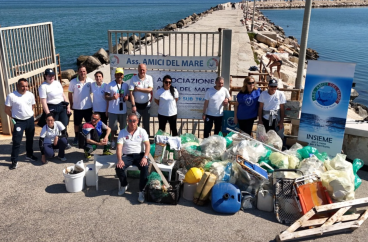 Trani, ripulito il molo San Nicola grazie al lavoro dei volontari: tra i blocchi di pietra plastica e ombrelloni