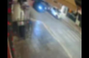 Bari, butta gi&ugrave; senza motivo i divisori di un locale in via Celentano: immortalata dalle videocamere