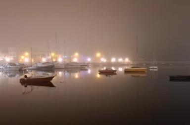 Bari, la nebbia rende magica l'atmosfera natalizia