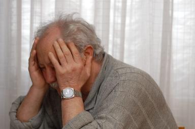 Taranto, minaccia di morte il padre per estorcere denaro: arrestato 52enne Taranto, minaccia di morte il padre per estorcere denaro: arrestato 52enne