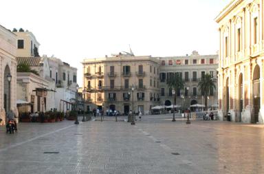 Bari, aggredito in pieno centro il console generale: la polizia ha fermato l'autore del gesto