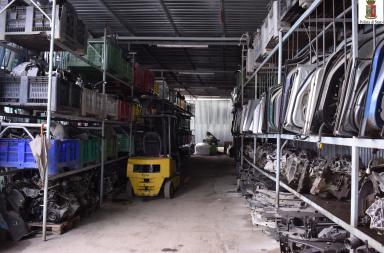 Sequestrato deposito clandestino di ricambi di auto rubate a Taranto Sequestrato deposito clandestino di ricambi di auto rubate a Taranto