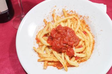 Ricette Basilicata - Ricette Basilicata - Frizzuli con rag&ugrave; di carne e mollica di pane - A cura dello chef Giusy GentileFrizzuli con rag&ugrave; di carne e mollica di pane - A cura dello chef Giusy Gentile