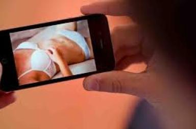 Tredicenne adescata sul web, polizia denuncia cinque uomini: tra loro uno residente a Bari