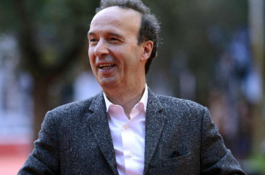 Festival di Sanremo, a sorpresa arriva Roberto Benigni: il mostro sacro dell&rsquo;imprevedibilit&agrave;
