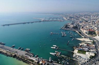 Autista di 60 anni muore stroncato da un malore nel porto di Manfredonia Autista di 60 anni muore stroncato da un malore nel porto di Manfredonia