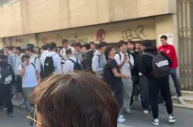 Bari, studenti del «Marconi–Margherita Hack» in protesta per le lezioni a turno: «Situazione insostenibile» Bari, studenti del «Marconi–Margherita Hack» in protesta per le lezioni a turno: «Situazione insostenibile»