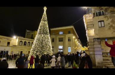 A Matera si accende il Natale: l'albero prende vita tra musica e turisti VIDEO A Matera si accende il Natale: l'albero prende vita tra musica e turisti VIDEO