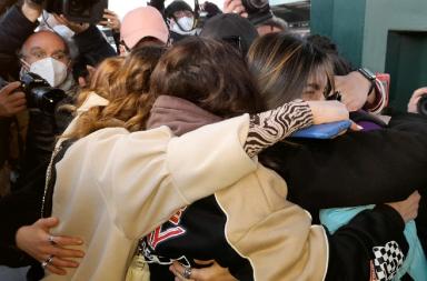 Giordano riabbraccia la mamma: finalmente a casa