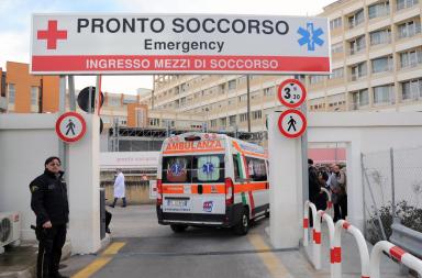Bari, un 51enne &egrave; grave dopo la caduta da un palazzo. Forse stava tentando un furto