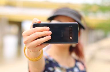 Il selfie? &Egrave; un autoscatto. Meno inglese, pi&ugrave; lingua