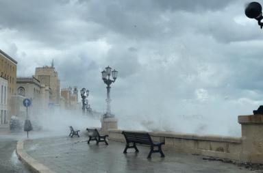 Ancora vento forte e mareggiate sulla Puglia: scatta l'allerta meteo gialla per mercoled&igrave; 28 gennaio