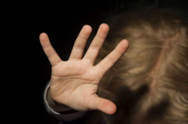 Maltrattava la figlia di nove anni con botte e morsi: indagata 40enne in Salento