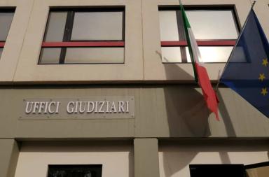 Contromano sulla SS16, dopo aver sfondato guardrail provocò un incidente mortale: assolto perché la barriera non era adeguata Contromano sulla SS16, dopo aver sfondato guardrail provocò un incidente mortale: assolto perché la barriera non era adeguata