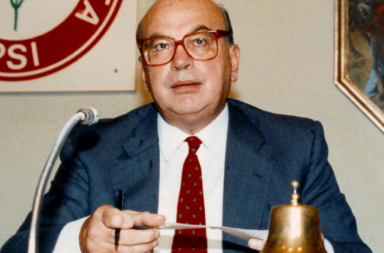 Quell’addio a Craxi tra i garofani rossi Quell’addio a Craxi tra i garofani rossi