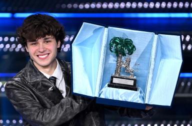 Sanremo 2023, la terza serata si apre con Bennato. Si esibiscono 14 cantanti, Victoria De Angelis sul palco con i Duran Duran