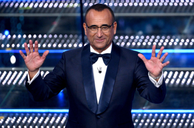 Sanremo 2025, &egrave; la serata di duetti e cover: apre Roberto Benigni, sul palco anche Paolo Kessisoglu