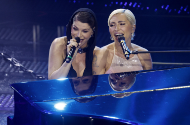 Sanremo 2025, il racconto della quarta serata: apre Benigni, poi i duetti. Sul palco Paolo Kessisoglu con la figlia