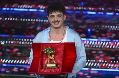 Sanremo 2025, vince Olly. Secondo posto per Lucio Corsi, terzo Brunori Sas. Corsi anche Premio della Critica