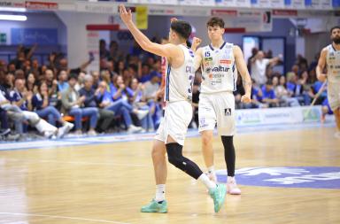 Ultimo quarto da antologia: Brindisi porta la serie a gara cinque