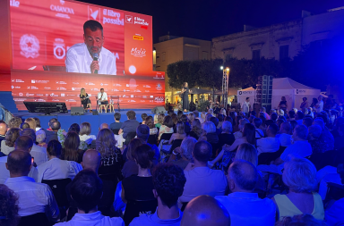 &laquo;Io figlio di Emiliano? Fratello, dai&raquo;: &egrave; Decaro-show in piazza a Polignano