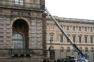 Furto al Louvre, fermati due sospettati. Stavano fuggendo in Algeria e Mali