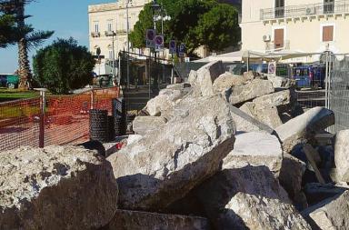 Taranto, l'appello per i lavori in Piazza Castello: «Salvate le chianche prima che le rubino» Taranto, l'appello per i lavori in Piazza Castello: «Salvate le chianche prima che le rubino»