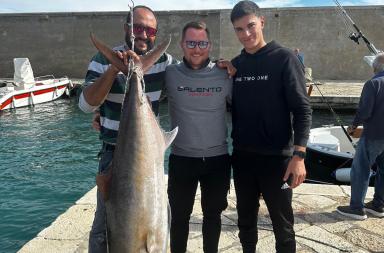 Ricciola gigante da oltre 50 kg pescata nel mare del Salento: è un record Ricciola gigante da oltre 50 kg pescata nel mare del Salento: è un record