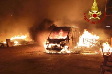 Taviano, a fuoco 11 furgoni di una società socio-assistenziale: si indaga Taviano, a fuoco 11 furgoni di una società socio-assistenziale: si indaga