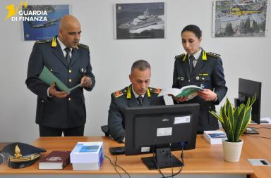 Fingono di separarsi per ottenere doppio reddito di cittadinanza: coppia di coniugi scoperta a Ostuni Fingono di separarsi per ottenere doppio reddito di cittadinanza: coppia di coniugi scoperta a Ostuni