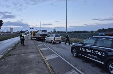 Foggia, incidente all'alba su via Cerignola: violento impatto tra due auto, due feriti in codice rosso Foggia, incidente all'alba su via Cerignola: violento impatto tra due auto, due feriti in codice rosso