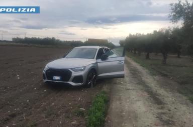 Foggia, rubano un'auto al centro commerciale e nella fuga speronano la Polizia: 3 arresti, danneggiate le volanti Foggia, rubano un'auto al centro commerciale e nella fuga speronano la Polizia: 3 arresti, danneggiate le volanti