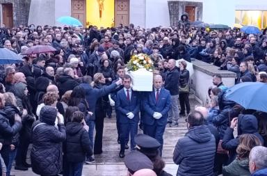 A Calimera il giorno dell'addio al piccolo Elia, ucciso dalla madre: musica e palloncini bianchi per il «piccolo angelo» A Calimera il giorno dell'addio al piccolo Elia, ucciso dalla madre: musica e palloncini bianchi per il «piccolo angelo»