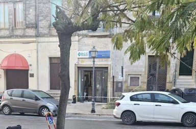 Oria, banda fa esplodere bancomat in piazza e blocca le forze dell'ordine seminando chiodi per strada: si indaga Oria, banda fa esplodere bancomat in piazza e blocca le forze dell'ordine seminando chiodi per strada: si indaga
