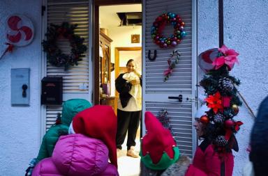 Celle San Vito, nel comune pi&ugrave; piccolo di Puglia la sindaca consegna doni ad anziani e bambini