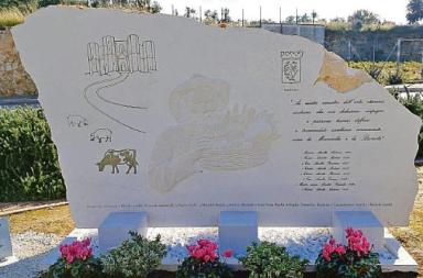 La «Guerra delle burrata» non finisce qui. Inaugurato il monumento del Casaro La «Guerra delle burrata» non finisce qui. Inaugurato il monumento del Casaro