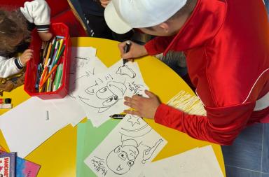 Taranto, colori e sorrisi in corsia: l’artista pop Mattia Bari incontra i bimbi del Santissima Annunziata Taranto, colori e sorrisi in corsia: l’artista pop Mattia Bari incontra i bimbi del Santissima Annunziata