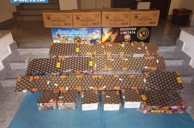 Gallipoli, conservava i botti di Capodanno sotto il contatore dell'energia: sequestrati 21 chili di fuochi abusivi