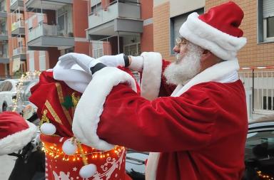 Babbo Natale Barese porta la magia del Natale ai piccoli pazienti del Policlinico di Bari