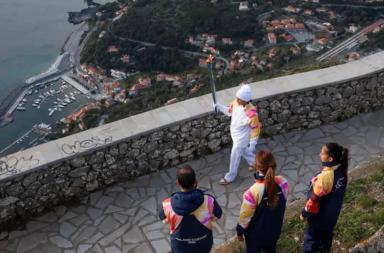 Giochi invernali, la Fiamma Olimpica illumina Maratea: il viaggio in Basilicata tra borghi e natura