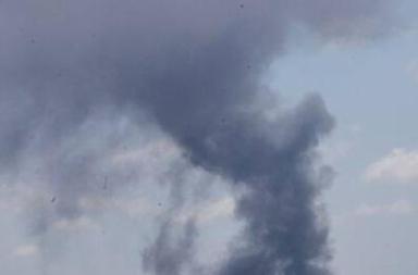 Taranto, ancora rifiuti di roghi: colonna di fumo visibile dalla città Taranto, ancora rifiuti di roghi: colonna di fumo visibile dalla città