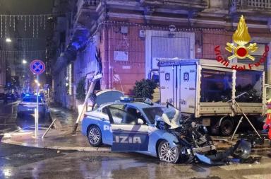 Bari, impatto violento tra una volante e un furgone in centro: tre i feriti, due poliziotti in ospedale