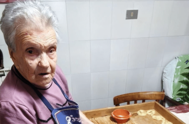 Rocchetta Sant'Antonio, a 102 anni nonna Maria continua a preparare cartellate e altri dolci natalizi
