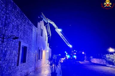 Noci, in fiamme il tetto di un casolare bed&breakfast: non ci sono feriti