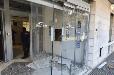 Foggia, primo dell'anno con botto: assalto allo sportello bancomat Bmp in via Telesforo FOTO/VIDEO